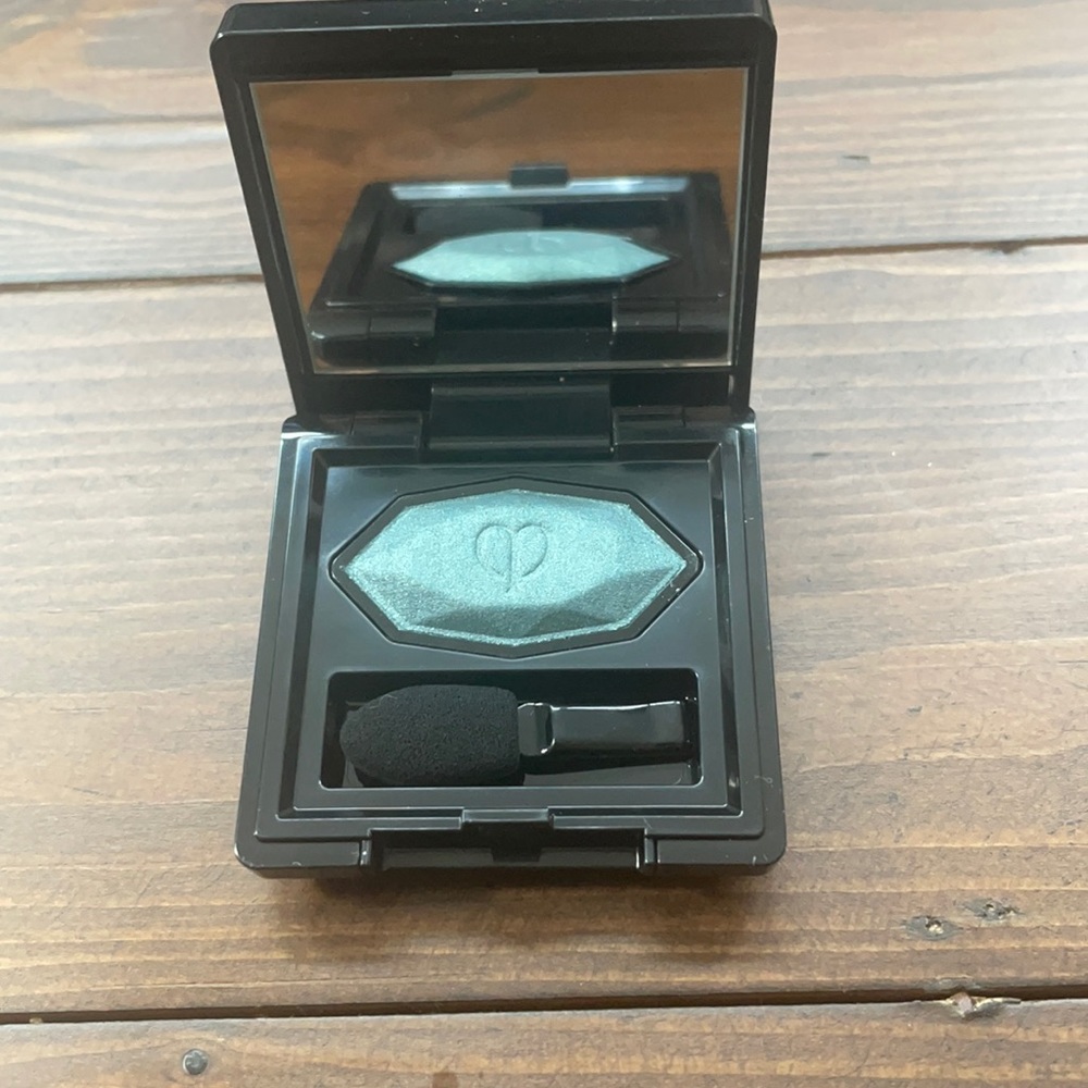 Cle de Peau satin eye color #109